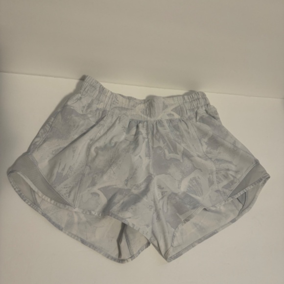 Lululemon Hotty Hot Short II 4", size 4 in Jasmine White - Picture 1 of 8